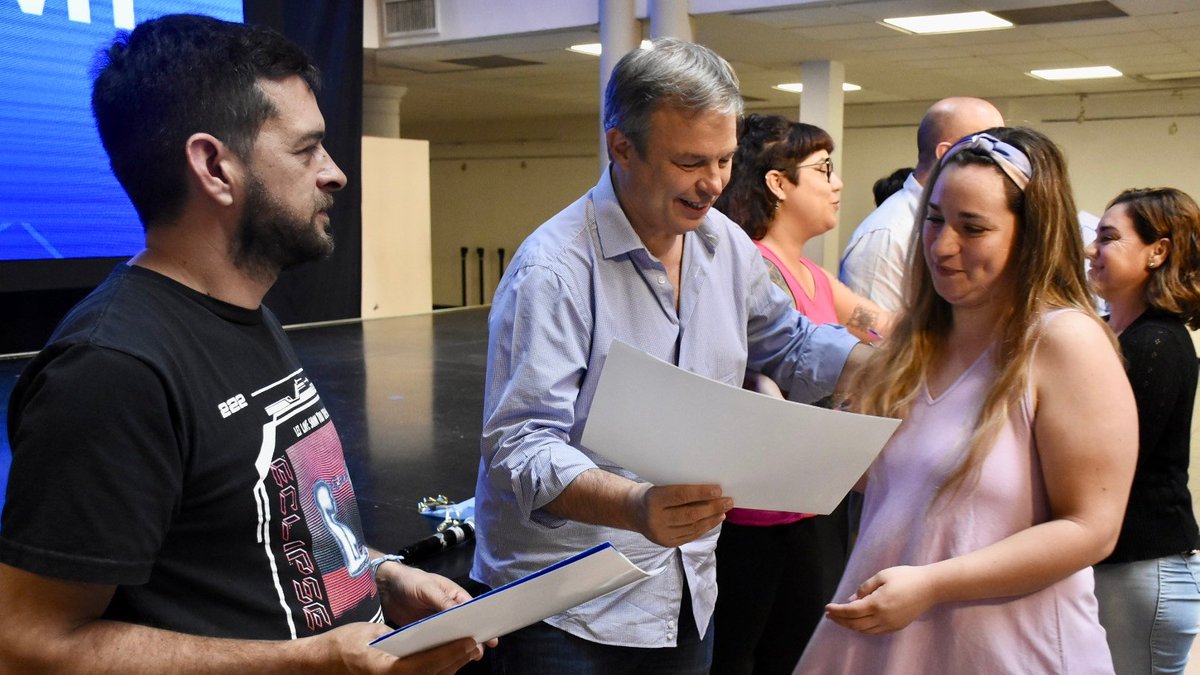 CascallaresPJ's tweet photo. Junto con @JuanoFabiani y @fedesassoneOK participamos de un emotivo acto en el que entregamos certificados de capacitación a las y los emprendedores de nuestro querido distrito.

#BrownConVos https://t.co/GKDKiOUNYR