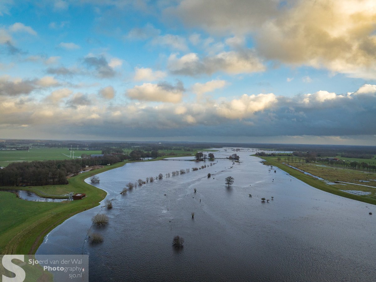 Dezelfde plek langs de Vecht. Een keer afgelopen najaar en een keer vandaag.
#hoogwater #Vecht