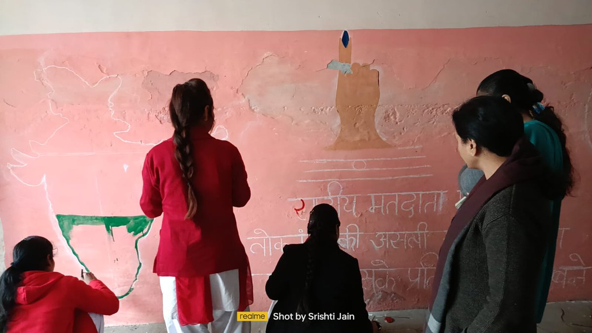 NSSP0SANDHYA's tweet photo. महात्मा गांधी बालिका पी. जी.कॉलेज फिरोजाबाद में संध्या द्विवेदी एवं प्रिया सिंह के निर्देशन में स्वयंसेविकाओं ने मतदाता जागरूकता विषय पर महाविद्यालय की दीवार पर  चित्रकारी के माध्यम से व्यापक स्तर पर जागरूकता फैलाने का  कार्य प्रारंभ किया मुख्य अतिथि  बी.एस.ए.आशीष पांडेय। https://t.co/VUWlysPfzC