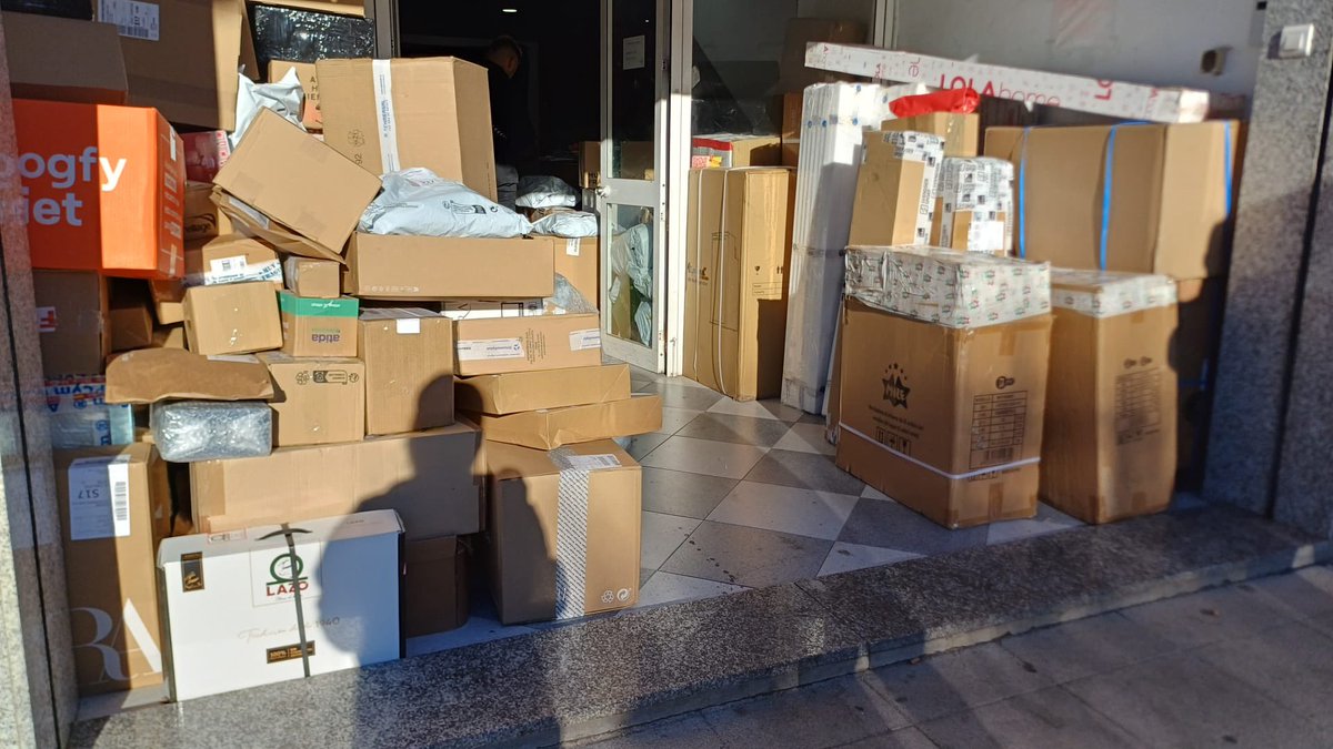 EscuelaFba's tweet photo. @GLS_Spain @consumidores esto sucede en la sucursal de La Carlota en Córdoba.

Envíe un pedido a un cliente hace 4 semanas.

¿Me ayudáis a dar difusión del desastre de GLS en España? Es un regalo de Reyes para un
Niño que no llegará😔

A ver si en X conseguimos que lo encuentren. https://t.co/8S5tj83goG