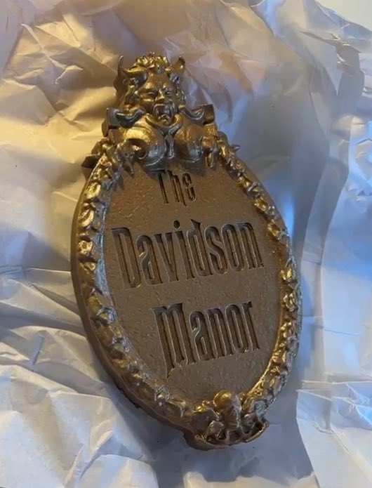 ValPalMickey's tweet image. Thanks to the best Secret Santa in the world I have my own #HauntedMansion plaque!! Thank you again @IMPROVingFrank - it is awesome!! @DillosDiz #CommunityCore @WaltDisneyWorld