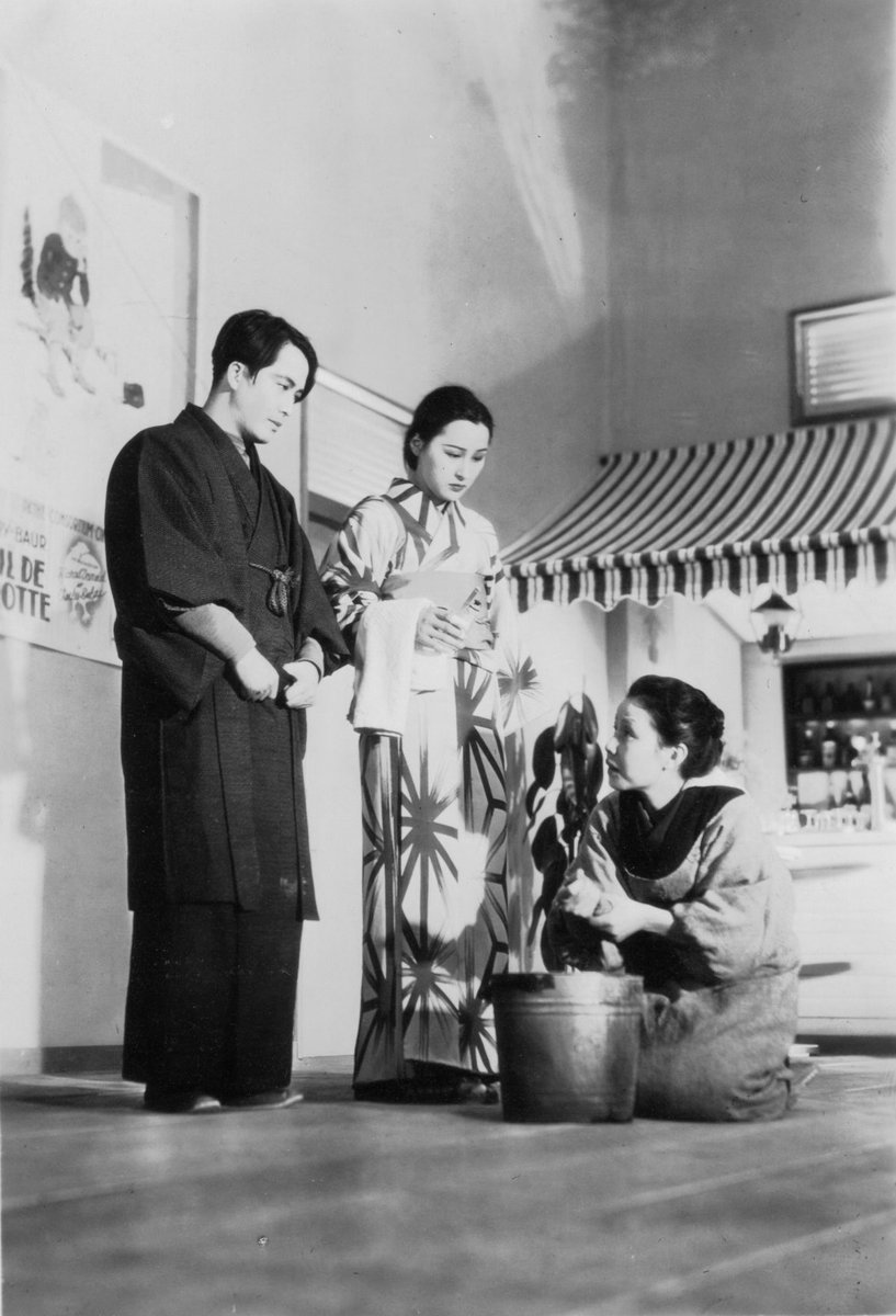 MalVoort's tweet photo. Den Obinata (大日方傳), Yumeko Aizome (逢初夢子) et Chōko Iida (飯田蝶子) dans « L'Amour d'une mère »『母を恋はずや』(1934年) réalisé par Yasujirō Ozu 
#小津安二郎 

À l'arrière plan on remarque l'affiche du film « Poil de carotte » (1932年) de Julien Duvivier https://t.co/mlCOvj6q6Y
