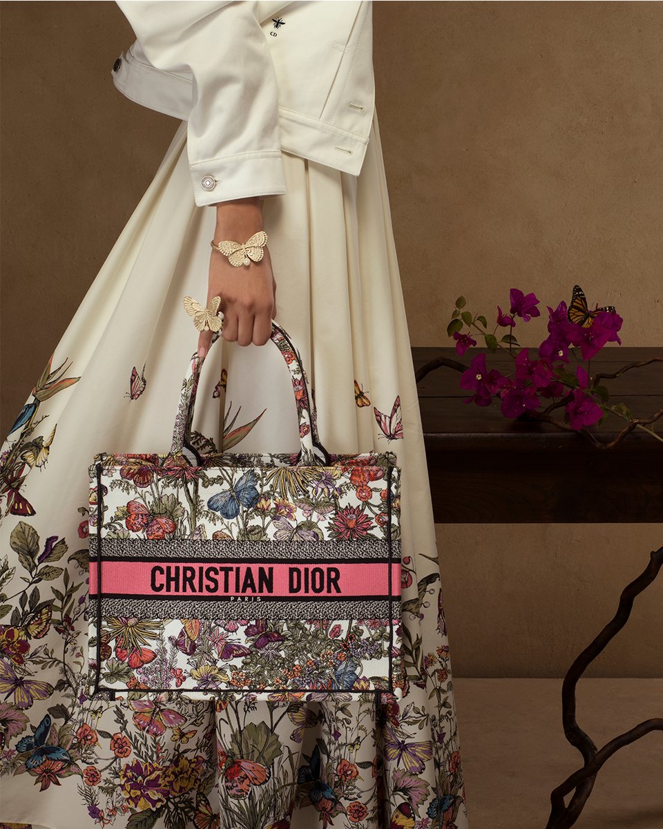 Vibrant selections.
Rediscover #DiorCruise 2024 by Maria Grazia Chiuri, a harmonious blend of Mexican artisanship and the House's classic codes, highlighted by a fitted pink jacket and the floral butterfly-adorned #DiorBookTote. More on.dior.com/cruise-24.