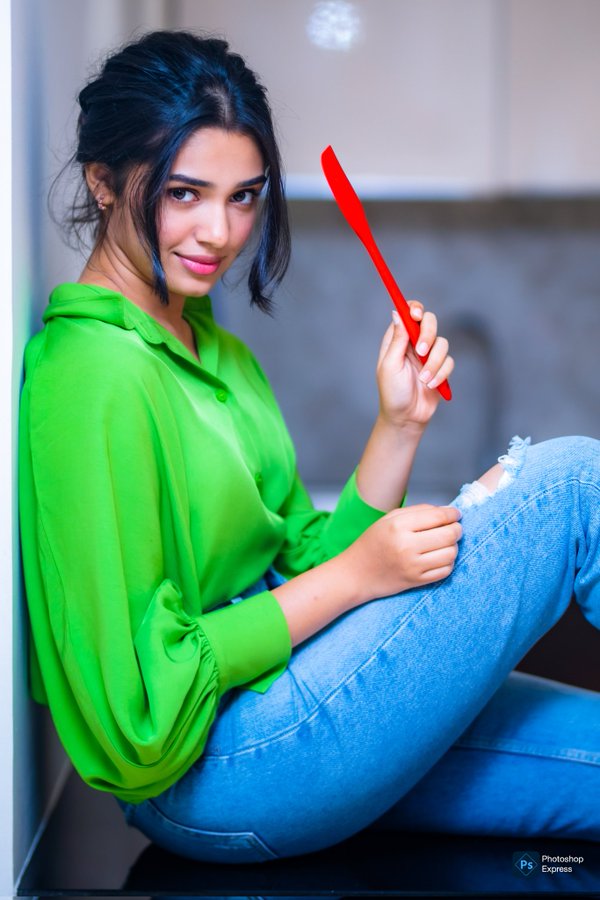 GC7qiFIaAAAbdJz?format=jpg&name=900x900