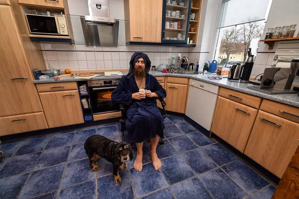 crehage's tweet photo. I sit in my dad's home in Bad Nenndorf, at the end of The Longest Way, a walking journey from China to Germany, having just washed my long hair and beard for the very last time.
#TheLongestSit
#TheLongestWay
#NeverBlowDry
#ThanksForAll
https://t.co/QbMuxJSuVh https://t.co/jibbojH0oW