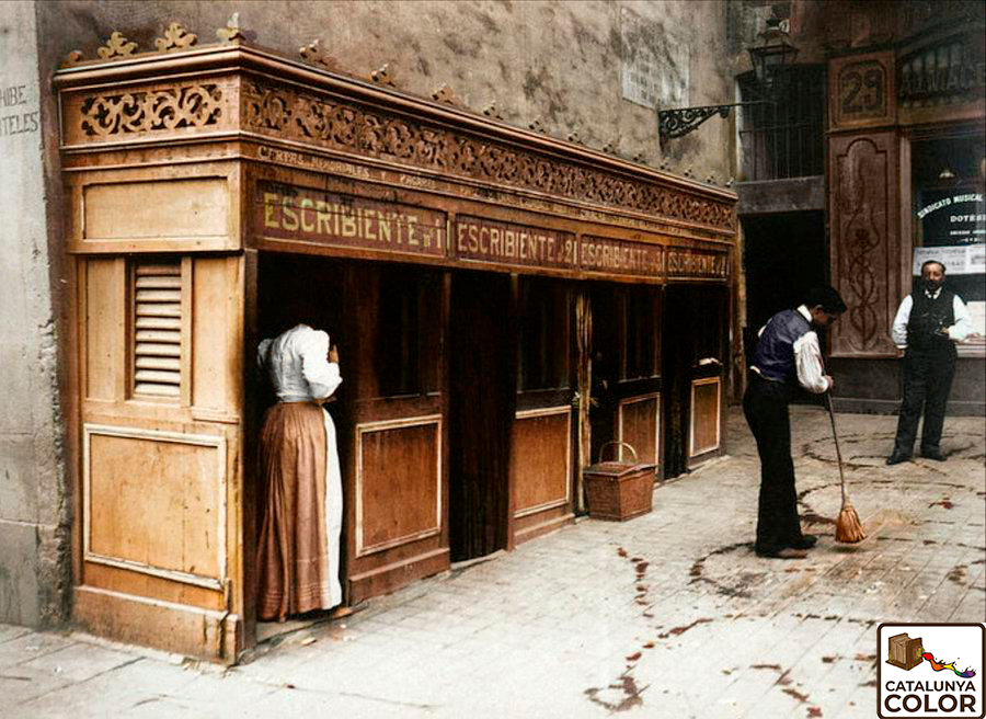 Servei d'escrivents per a gent analfabeta a la Rambla de Barcelona el 1907. 

📸Frederic Ballell