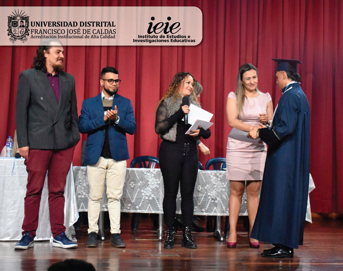 IEIE_UD's tweet photo. 🎓✨ Entregamos los diplomas a los graduados de los   Diplomados en Comunicación Comunitaria, Paz y Seguridad Humana, y Convivencia   Sostenible, en el colegio Nuestra Señora de Nazaret. ¡Que estos diplomas sean   un símbolo duradero de sus logros! 🏫🌟#SomosUd #ieie_ud #bosarte https://t.co/00dMnxX5I8