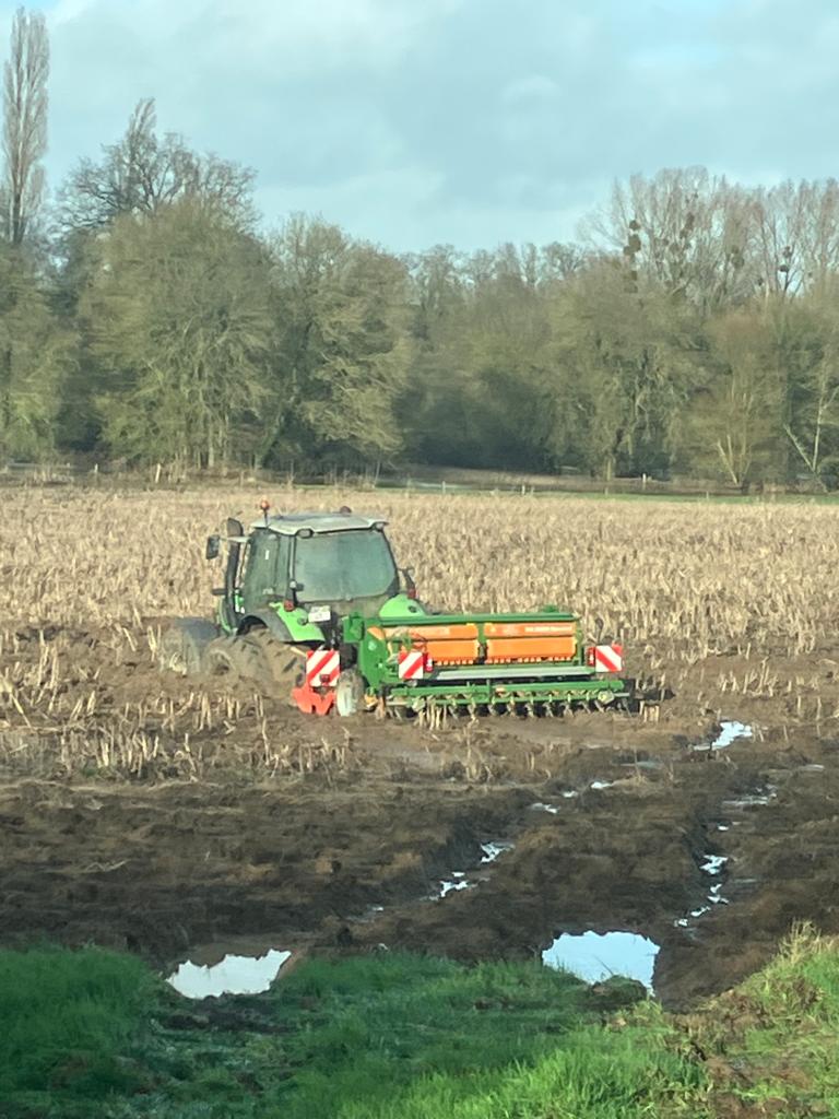 Un agriculteur dans les Mauges qui voulait semer du blé...😩 ça ne sera pas pour cette fois...