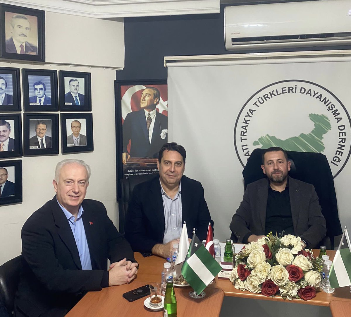 Cem_Kursad's tweet image. Batı Trakya Türkleri Dayanışma Derneği Bursa şubesinin kıymetli başkanı Hasan Karaömer ve yönetim kuruluna nazik evsahipliği için teşekkür ediyorum. #bttd #batitrakya