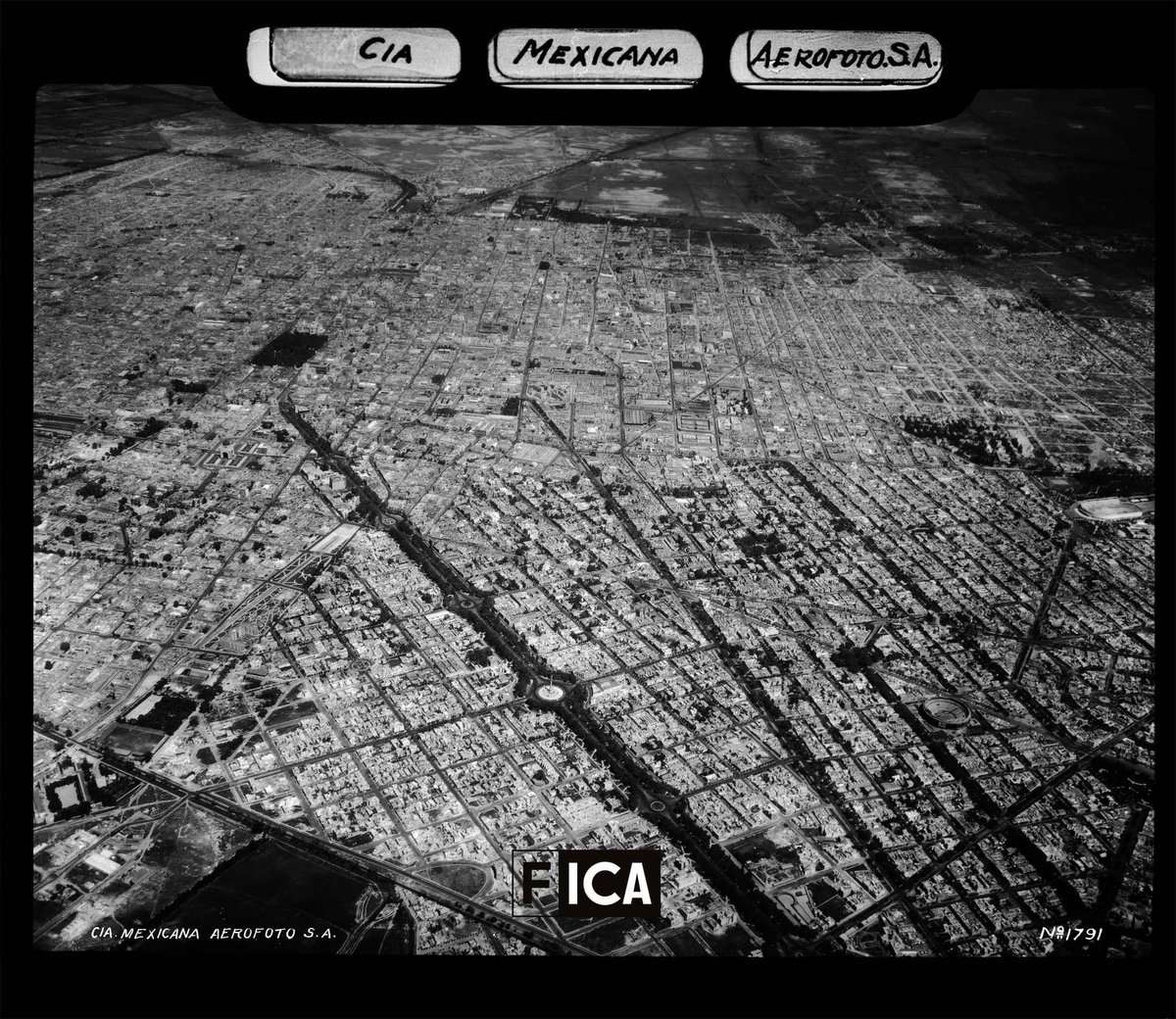 ICAMexico's tweet image. El Fondo Aerofotográfico del Acervo Histórico de Fundación reúne 6 mil 943 fotografías oblicuas, 290 obras verticales y 41 mapas referentes a la Ciudad de México. Consulta las colecciones digitalizadas en #CODIFICA #AcervoHistórico fundacion-ica.org.mx