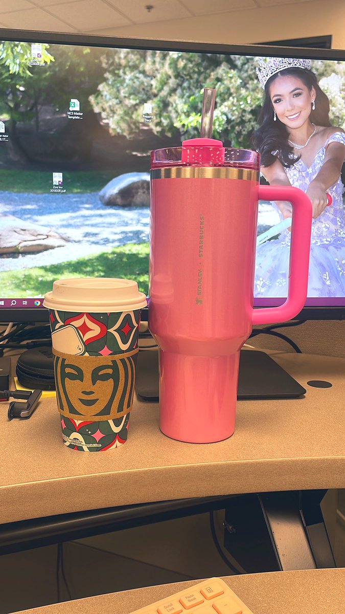 sarahsmiles2105's tweet photo. Bag secured! The girls that get it, get it! π©·β¨π₯° #StarbucksXStanley #WinterPink #ForeverAPinkGirly https://t.co/CEFvpC73Sf