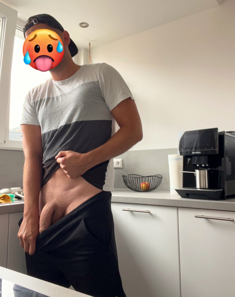 Gefällt dir? Bitte Retweet ❤️ 
Folgt mir für mehr auf Onlyfans.com/itsmysecretlif… 🔥 #bigcock #cumshot #hotboy #whitesocks #cum #onlyfans