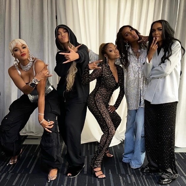 tvonetv's tweet image. All members of Destiny's Child posed for a backstage pic during the #RenaissanceWorldTour 😍 
#RP: @LeToyaLuckett