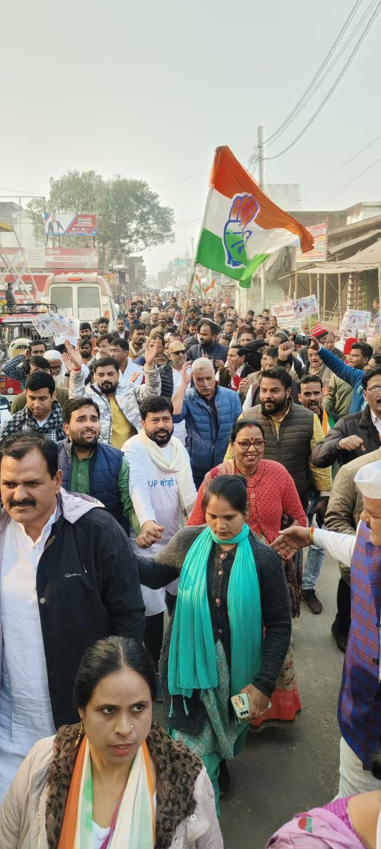 INCSitapur's tweet photo. पन्द्रहवें दिन मोहब्बत का सन्देश देती हुई बढ़ रही है UP जोड़ो यात्रा

सीतापुर की सड़कें बन रही हैं मोहब्बत के यात्रा की गवाह

जुड़ने और जोड़ने के कदम चल रहे हैं यात्री
@kashikirai @AnilYadavINC_ https://t.co/oqmbkm7FfD