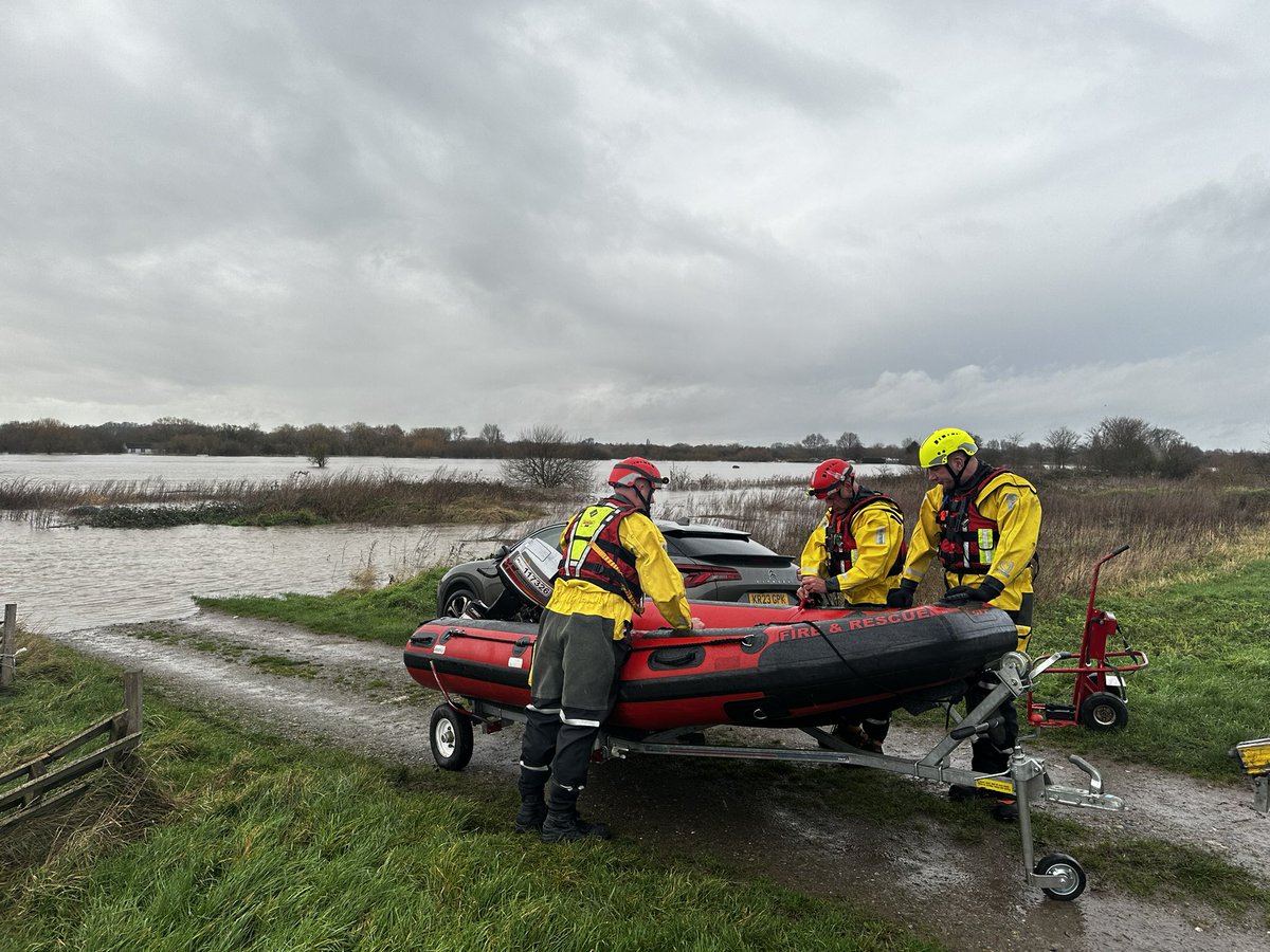 Leigh_Holmes1's tweet photo. Another busy period for our @nottsfire crews and amazing @DfrsNfrsControl this video is from an incident earlier today in the south of the County. One man and his dog rescued from flooding. Great work from Newark &amp; West Bridgford green watch 🚒👌🌊 #StormHenk https://t.co/iWItIKVUs3