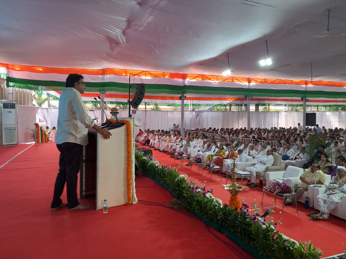 ashish_jadhao's tweet photo. शिर्डीला आज राष्ट्रवादी काँग्रेसच्या शिबिरात व्याख्यान दिले. तिथे आमदार प्राजक्त तनपुरे भेटले. मी त्यांना पहिल्यांदाच प्रत्यक्ष भेटलो. आम्ही बरंच बोललो. त्यात त्यांच्यातला साधा-सरळ आणि मृदुभाषी पण तितकाच तडफदार आमदार आवडला. 🌿
@prajaktdada @NCPspeaks https://t.co/JupcYLyQ5I