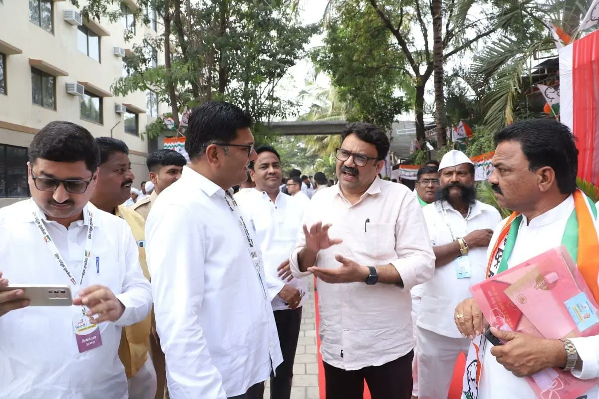 ashish_jadhao's tweet photo. शिर्डीला आज राष्ट्रवादी काँग्रेसच्या शिबिरात व्याख्यान दिले. तिथे आमदार प्राजक्त तनपुरे भेटले. मी त्यांना पहिल्यांदाच प्रत्यक्ष भेटलो. आम्ही बरंच बोललो. त्यात त्यांच्यातला साधा-सरळ आणि मृदुभाषी पण तितकाच तडफदार आमदार आवडला. 🌿
@prajaktdada @NCPspeaks https://t.co/JupcYLyQ5I
