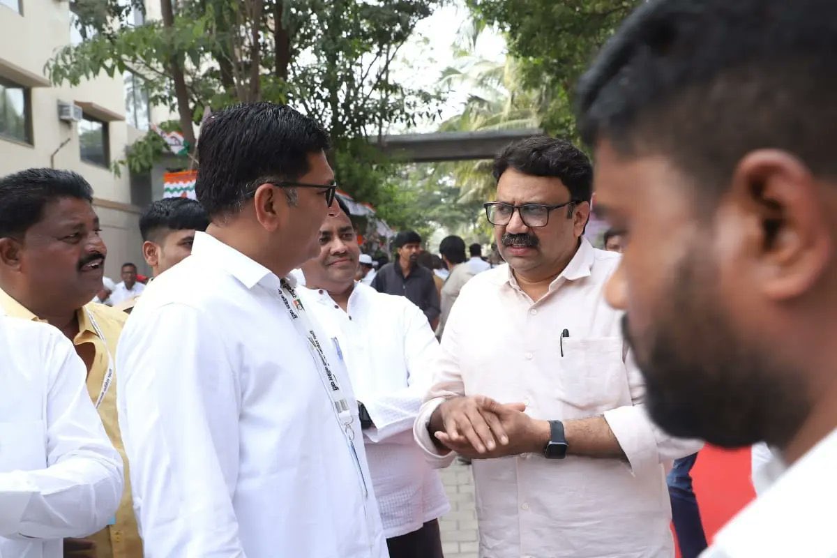 ashish_jadhao's tweet photo. शिर्डीला आज राष्ट्रवादी काँग्रेसच्या शिबिरात व्याख्यान दिले. तिथे आमदार प्राजक्त तनपुरे भेटले. मी त्यांना पहिल्यांदाच प्रत्यक्ष भेटलो. आम्ही बरंच बोललो. त्यात त्यांच्यातला साधा-सरळ आणि मृदुभाषी पण तितकाच तडफदार आमदार आवडला. 🌿
@prajaktdada @NCPspeaks https://t.co/JupcYLyQ5I