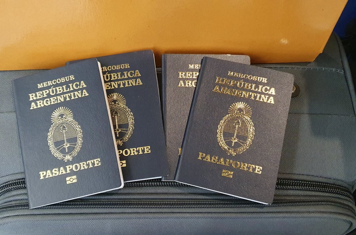 _Ro_m_i_'s tweet photo. Me llevo todas las ilusiones, mi esfuerzo, mi aprendizaje y mi familia.
2024 será seguramente difícil, pero en páz. ✈️
Hola PLP!!! https://t.co/nGx55NBArX