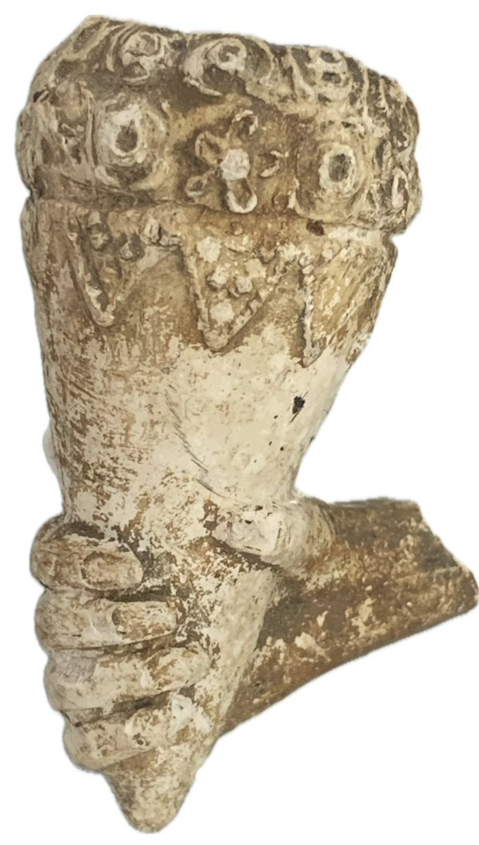 TwickMuseum's tweet photo. A beautifully decorated clay pipe at the Twickenham Museum. The clay pipe bowl was found in a garden in Talbot Road, Twickenham. The design of a hand holding a cone shaped bowl is typical of clay pipes from the early Victorian period.

Kindly donated by Ruth Rouse. #ClayPipe https://t.co/3J1a61gBgA