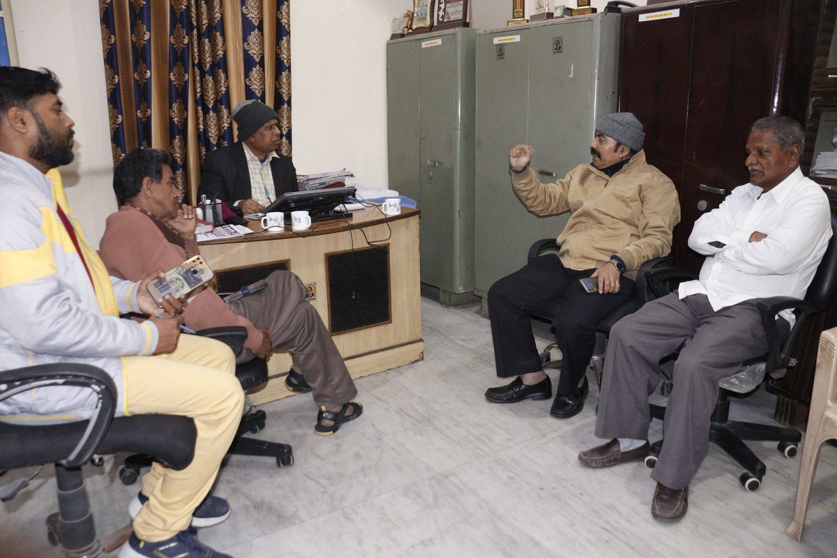 आज बुधवार 3 जनवरी 2024 को क्रांतिज्योति सावित्रीबाई फुले के जन्मदिन "शिक्षक दिवस" पर नई दिल्ली में कर्मचारियों के संगठन बामसेफ के राष्ट्रीय अध्यक्ष और बहुजन क्रांति मोर्चा के नेता वामन चिंधुजी मेश्राम <a href="/WamanCMeshram/">Waman Meshram</a>  के साथ डॉ सूरज यादव मण्डल Dr <a href="/suraj_yadav2005/">Dr Suraj Yadav Mandal डॉ सूरज मंडल ڈاکٹر سورج منڈل</a>  Mandal ।💐