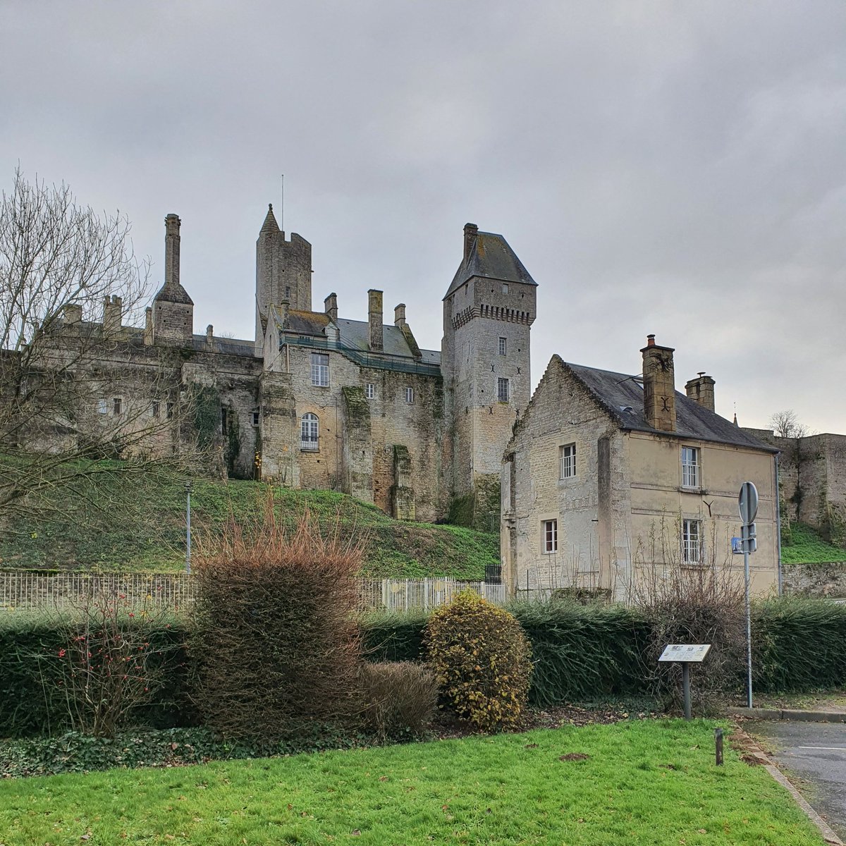 mickaelberthout's tweet photo. Le château et l'ancien moulin de Creully...
#Normandie #Calvados #Creully #CreullySurSeulles #NormandieTourisme #CalvadosTourisme #GoldBeachTourisme #ChateauDeCreully #Patrimoine #Tourisme https://t.co/GfAh7pU259