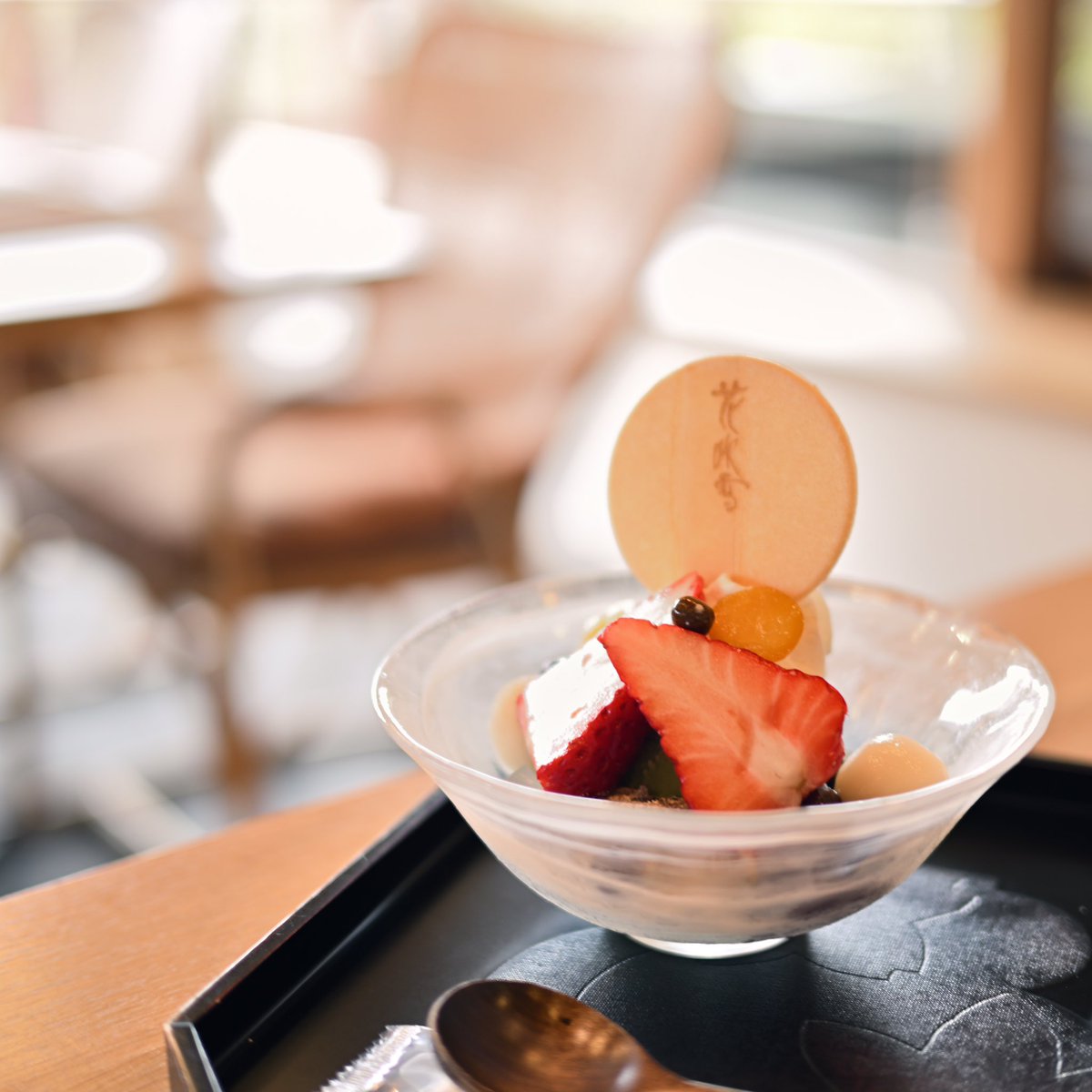 michaelphot0's tweet photo. 甘味処 花吹雪
Sweet menu HANAFUBUKI 

クリームあんみつセット ¥1,320
Anmitsu with Ice Cream with Drink

Anmitsu is a popular Japanese desert with cubes of gelidium jelly, green tea ice cream, and delicacies served with black sugar syrup.

#anmitsu #japandessert 
#loves_japan https://t.co/16EznxV378