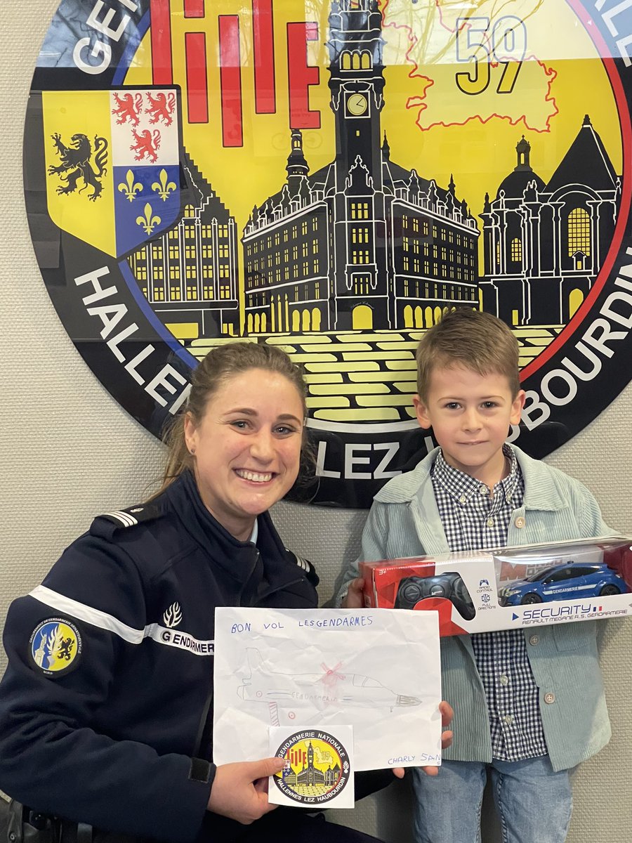 Gendarmerie_059's tweet image. #Avoscôtés #coupdecoeur 
Remise de présents à nos jeunes gagnants du concours de dessins de Noël à la brigade d’Hallennes-lez-Haubourdin 

@prefet59 
@CabcomRghf 
@Gendarmerie