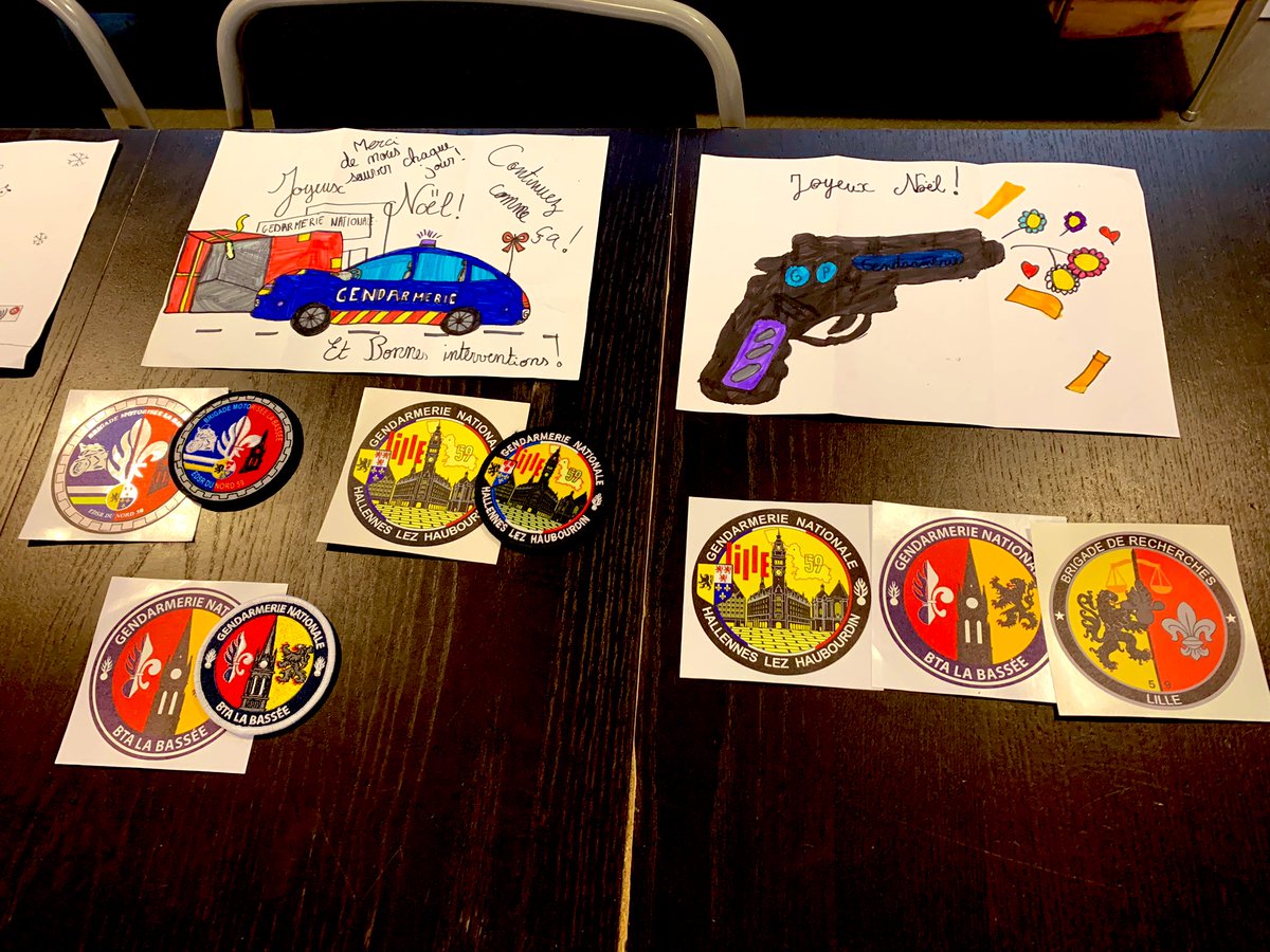 Gendarmerie_059's tweet image. #Avoscôtés #coupdecoeur 
Remise de présents à nos jeunes gagnants du concours de dessins de Noël à la brigade d’Hallennes-lez-Haubourdin 

@prefet59 
@CabcomRghf 
@Gendarmerie