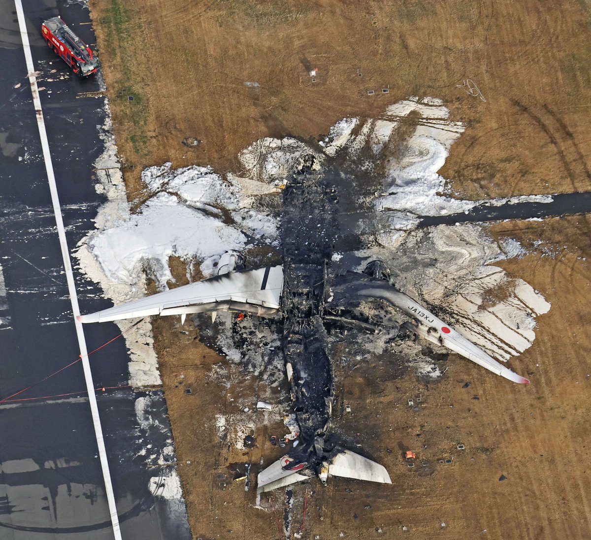 Maeterlinck's tweet photo. VIENDO los restos del avión de la Japan Airlines que chocó ayer con otro avión en un aeropuerto de Tokio parece un milagro que los 392 pasajeros hayan sobrevivido. Dos rasgos culturales propios de los japoneses podrían explicar tanto el accidente como el supuesto milagro... https://t.co/1DjckqnwSK