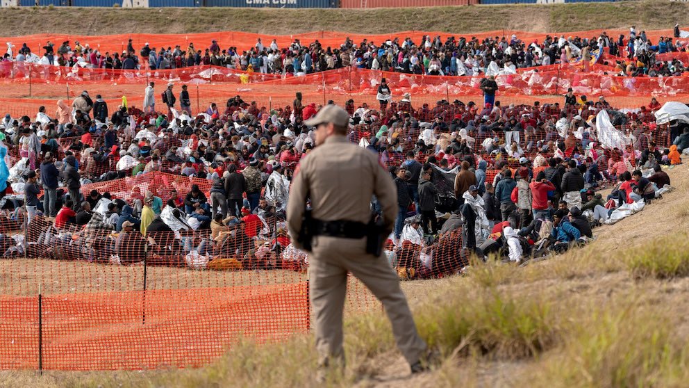 The_Trump_Train's tweet photo. JUST IN 🚨 

Republican Congressman Eric Burlison: “Either we shut down the border, or we shut down the government. 

Who else wants our southern border completely closed? 🤚 🤚 https://t.co/uTSR3orau8
