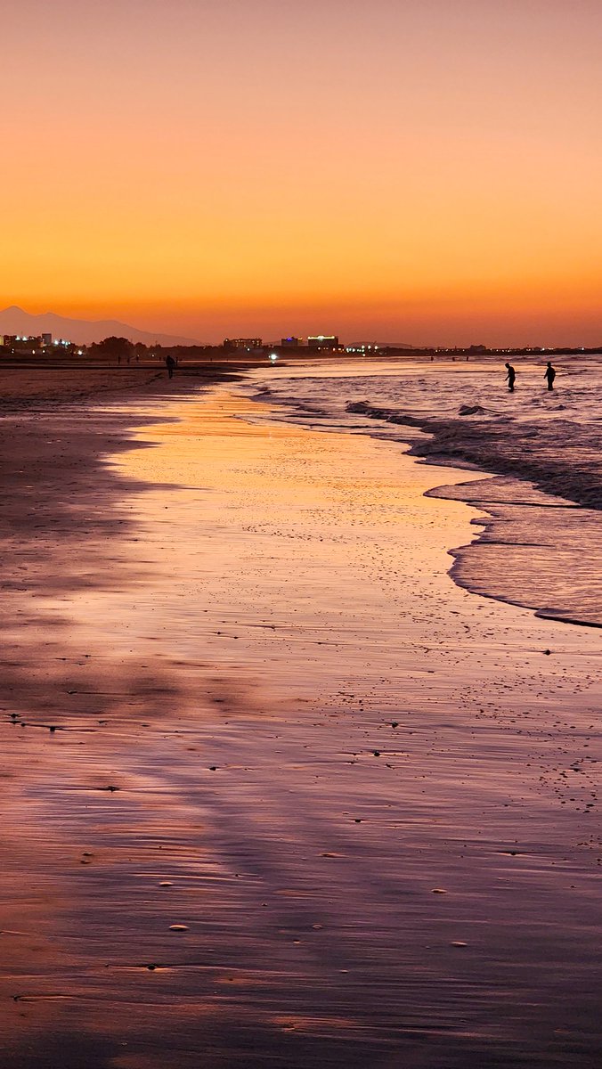 OmanTripper's tweet photo. Fiery hues after a fiery sunset 🌇 🔥 ❤
📍 Shatti Qurum, Muscat 🇴🇲
#Muscat #fierysunset #sunsets #Oman #OmanTripper #عمان #مسقط https://t.co/eNkLwn1fV7