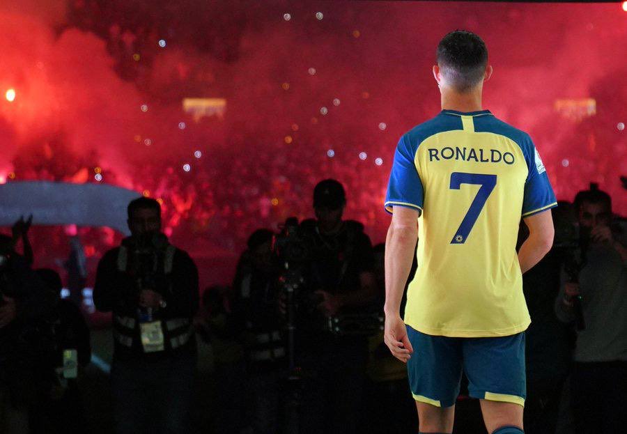 في مثل هذا اليوم قبل عام، تم تقديم الاسطورة كريستيانو لاعبًا لـ نادي النصر، ووصل حفل تقديمه إلى 3 مليار مُشاهده ونُقل عبّر 40 قناة حول العالم! 💛

🥶🥶🥶🥶🥶🥶🥶