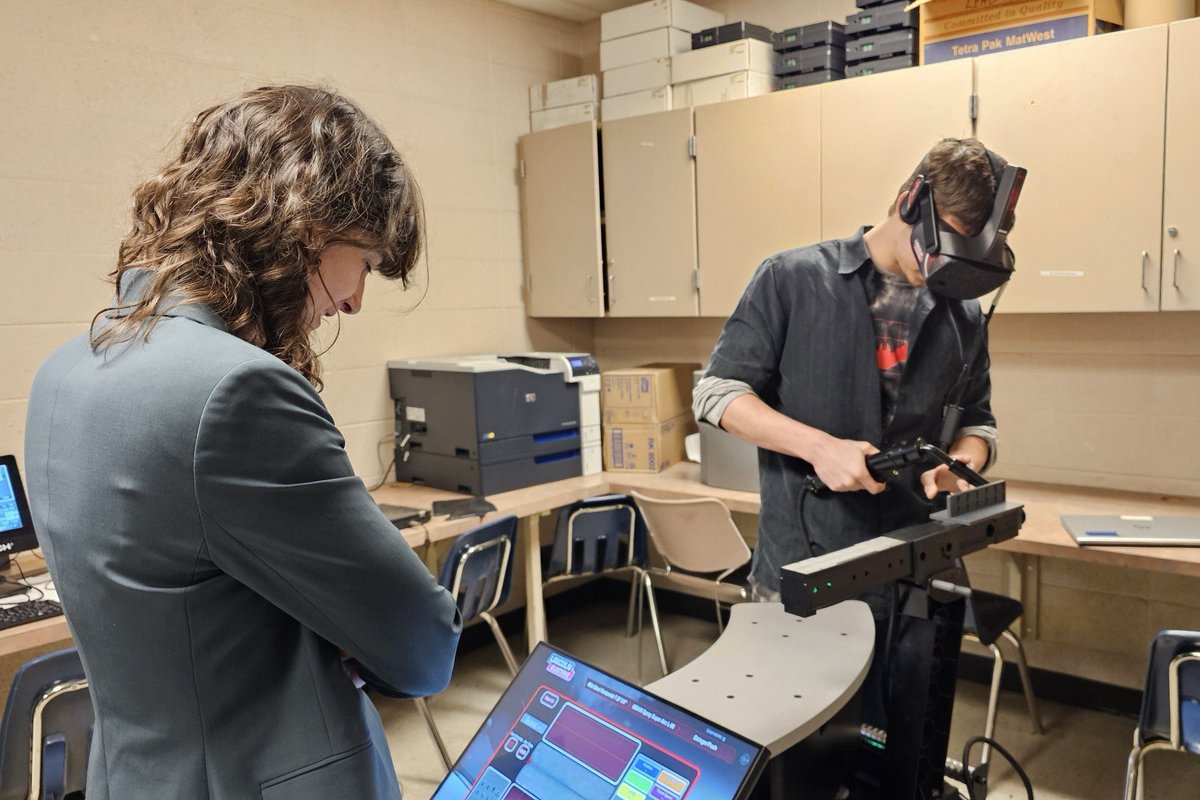 Thanks to Fort Vancouver HS CTE students for showing me around today!

We checked out a VR welding simulator &amp; other cool machinery that helps students gain hands-on experience.

Building up opportunities is key to rebuilding the trades, so I'm laser-focused on this in Congress.