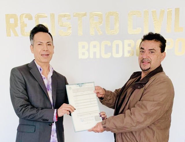 CEDHUMI's tweet photo. Moisés Barraza hace historia el día hoy al recibir la primera acta de nacimiento #NoBinaria como ente jurídico en #Sonora. Un logro que avanza  en la progresividad de los derechos Humanos de las Personas de la Diversidad Sexual en el país. https://t.co/vRVLNLj3Bv