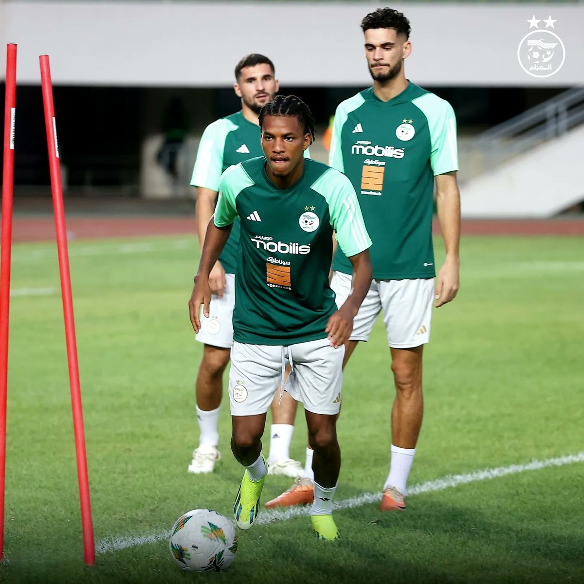 EMouhtarif's tweet photo. 🇩🇿📸
العمل متواصل بالطوغو تحسبا لدخول غمار "الكان" بكل قوة 🔥👊

 #lesverts #lesfennec #faf #dz #teamdz #algeria #algerie #algerienne #dz https://t.co/nKyxNBo72U