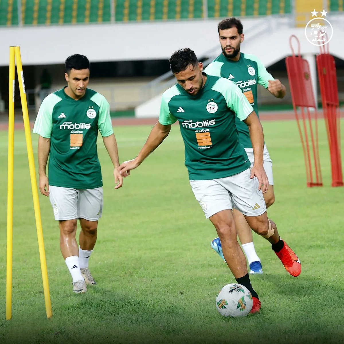 EMouhtarif's tweet photo. 🇩🇿📸
العمل متواصل بالطوغو تحسبا لدخول غمار "الكان" بكل قوة 🔥👊

 #lesverts #lesfennec #faf #dz #teamdz #algeria #algerie #algerienne #dz https://t.co/nKyxNBo72U