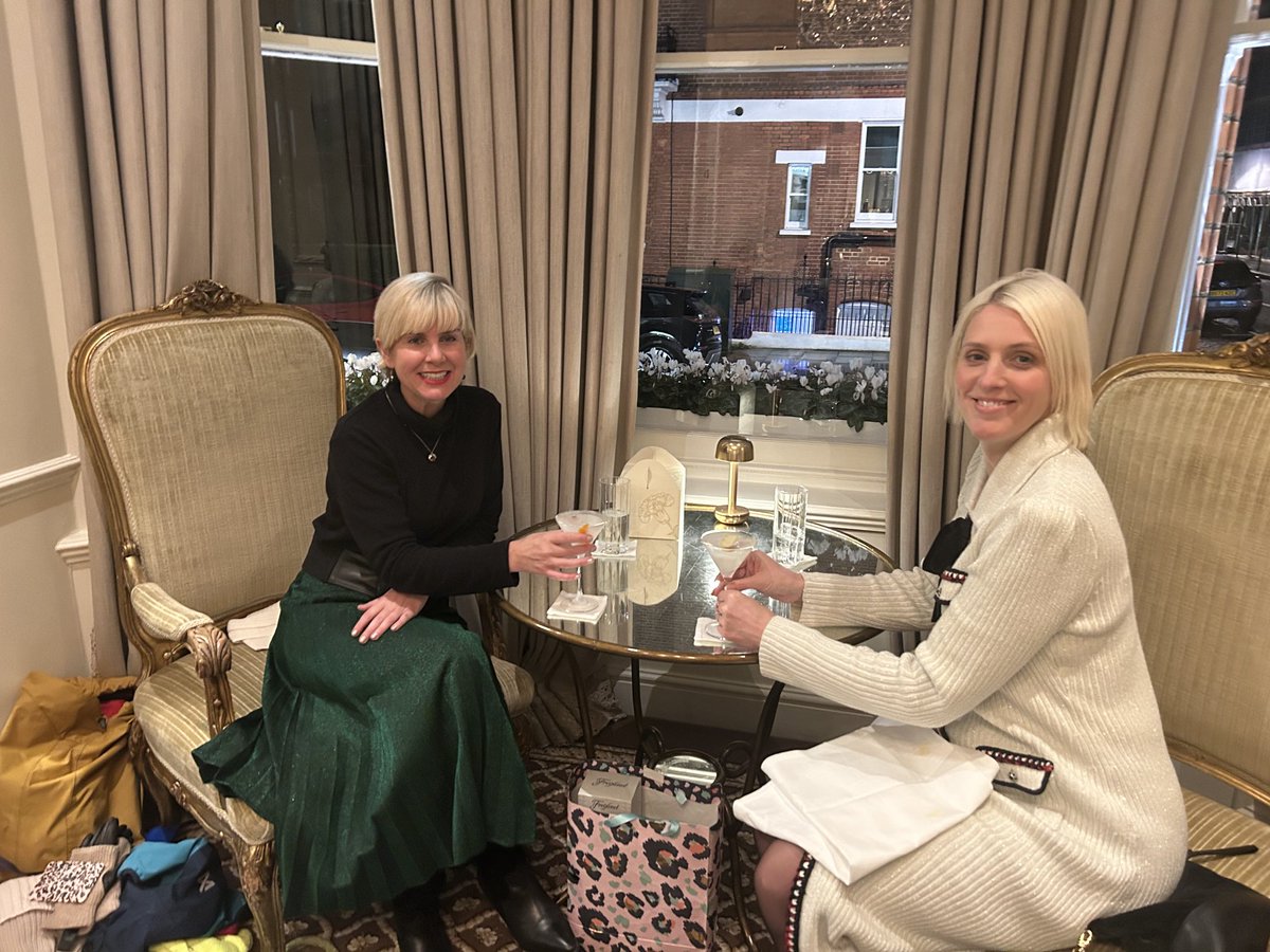KayeHolland's tweet photo. What a Wednesday 🙌❤️
With thanks to @red_carnation 🙏
#redcarnation #travelwriter #traveljournalist #traveldiaries #travelgirl #hotel #londoncalling https://t.co/t5c5G2ynVz