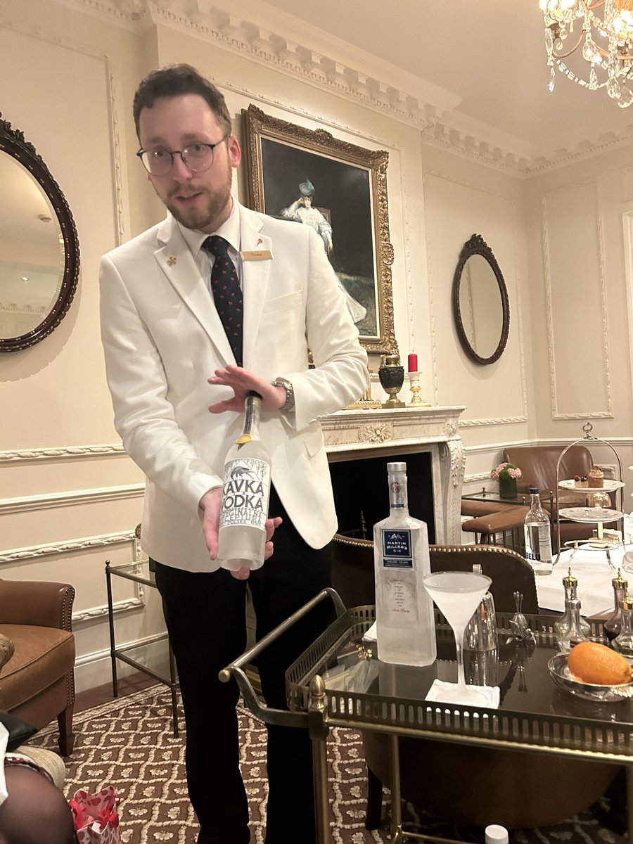 KayeHolland's tweet photo. What a Wednesday 🙌❤️
With thanks to @red_carnation 🙏
#redcarnation #travelwriter #traveljournalist #traveldiaries #travelgirl #hotel #londoncalling https://t.co/t5c5G2ynVz