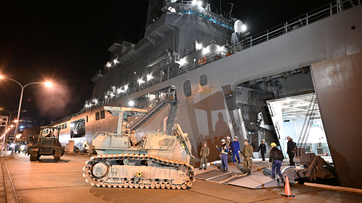 第1輸送隊 輸送艦「おおすみ」に陸上自衛隊第4施設団の重機等車両