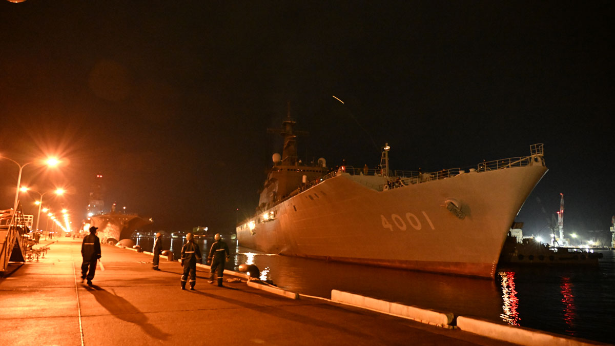 第1輸送隊 輸送艦「おおすみ」に陸上自衛隊第4施設団の重機等車両