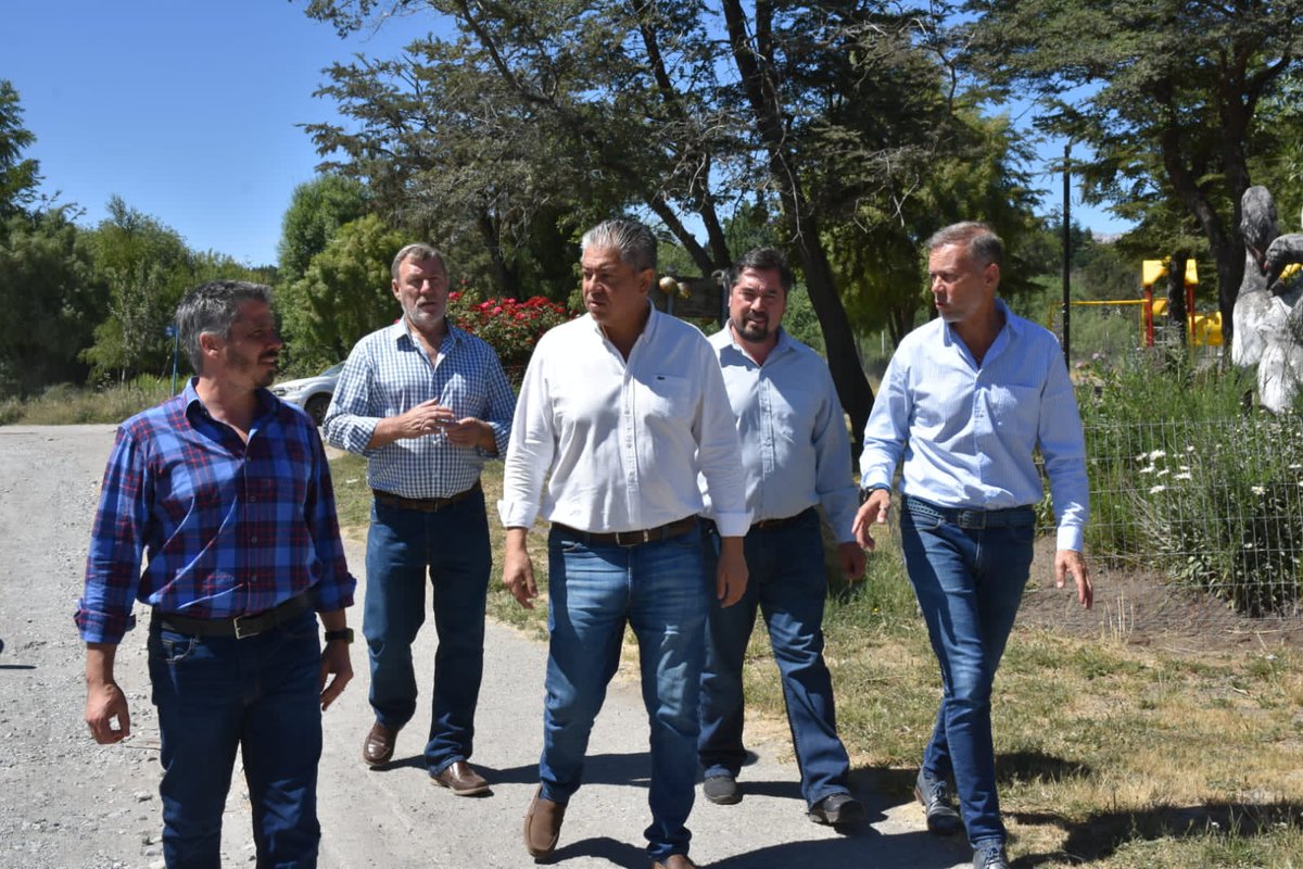 Rolo_Figueroa's tweet photo. Prometimos con Javier Murer que íbamos a comenzar las obras de pavimentación de las calles Primeros Pobladores y Chumuy en el barrio El Mallín. También continuaremos la obra de pavimento en Las retamas y trabajaremos en la remediación del tanque de agua de Loma del Correntoso https://t.co/q0U1zCj4Nb