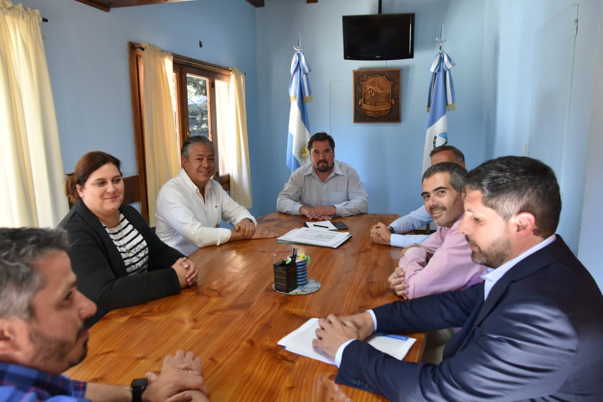 Rolo_Figueroa's tweet photo. Prometimos con Javier Murer que íbamos a comenzar las obras de pavimentación de las calles Primeros Pobladores y Chumuy en el barrio El Mallín. También continuaremos la obra de pavimento en Las retamas y trabajaremos en la remediación del tanque de agua de Loma del Correntoso https://t.co/q0U1zCj4Nb