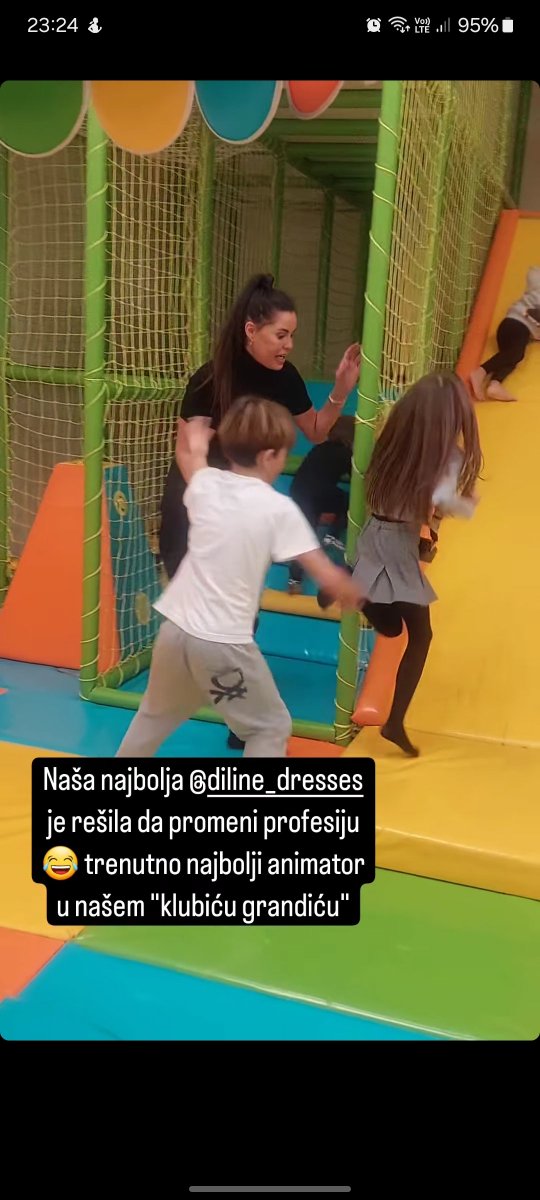 Samopravo1's tweet photo. Jel realno da Dijana ovako izgleda uzivo? #dijanadiline #caosvima https://t.co/AGKe3vwWG0