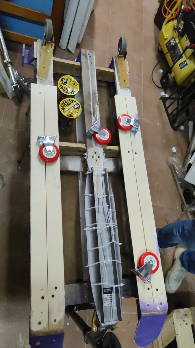 No sé si alguien se acuerda de los trineos que hicimos en directo hace 2 años pero nos hemos cansado de esperar a la nieve y les estamos poniendo ruedas.

Fav y nos tiramos por una cuesta con ellos