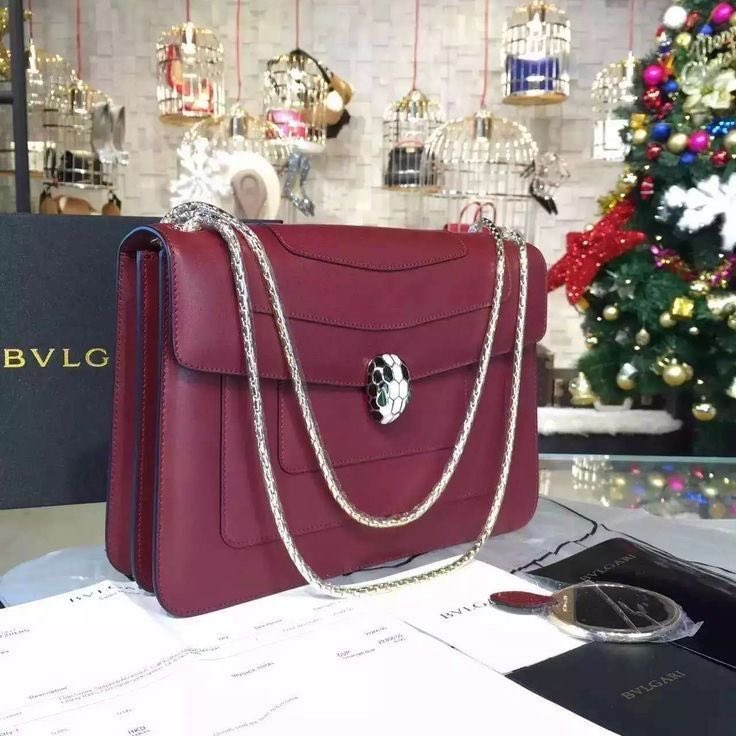asma2to's tweet photo. @mohvmsm شنط Bvlgari  اغلبها تلوع الكبد ماتعجبني وخصوصا شكل القفل🤢 https://t.co/nPFzHJilaS