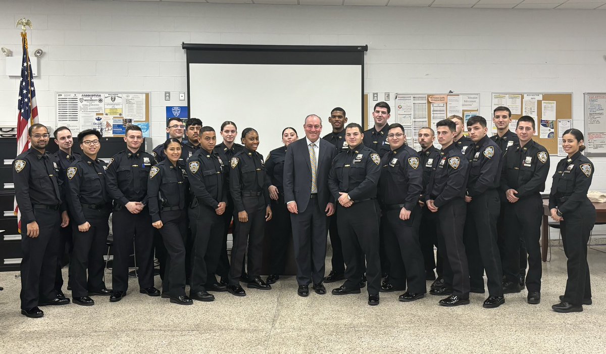 Today, Vito visited the 121st Precinct on his tour, thanking the NYPD officers for their dedication. Special thanks to Deputy Inspector Waldhelm & Captain Divito. He also got to welcome 22 of Staten Island’s newest officers. The NYPD's commitment is key to our community's safety.