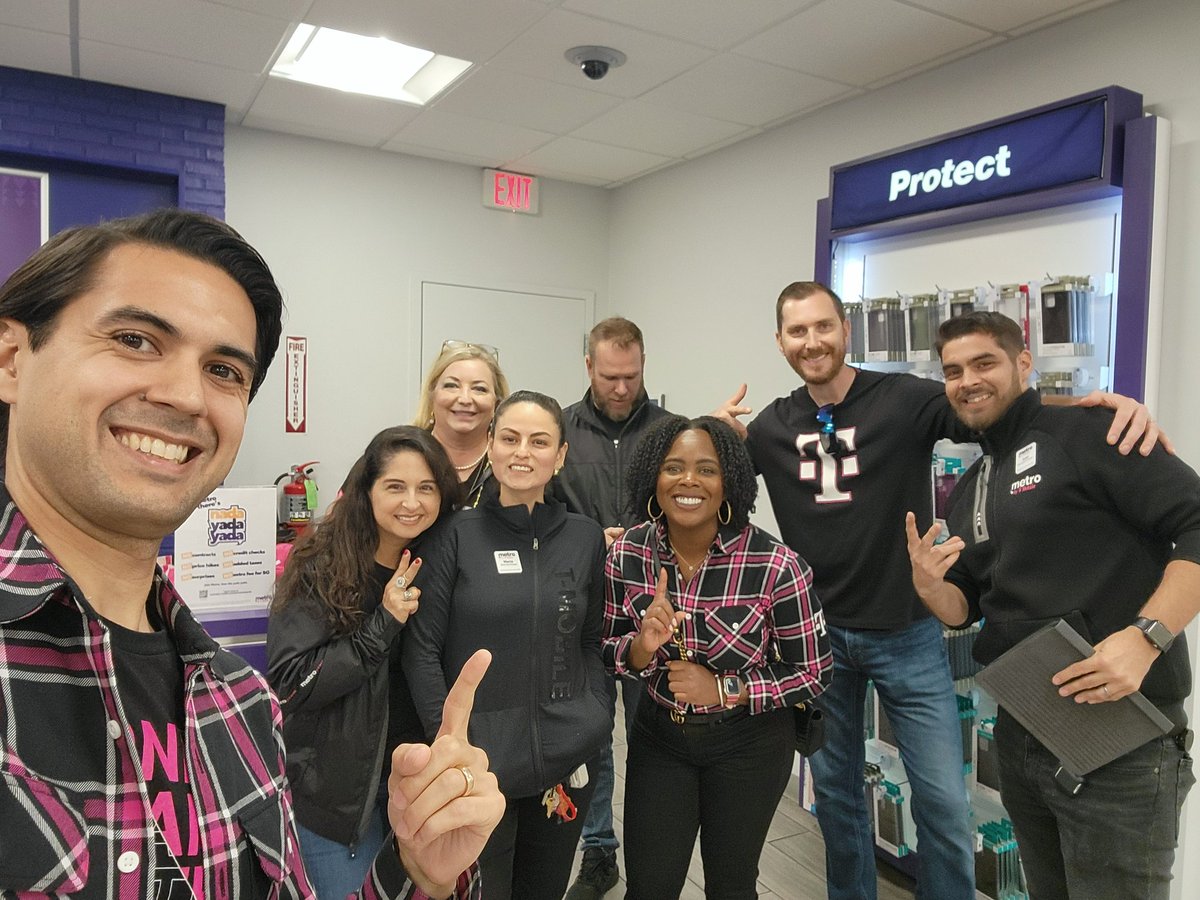 Fantastic visit at our Cell Touch partners with our leadership team! 🌟 Always a blast capturing moments with a selfie😎. #Teamwork