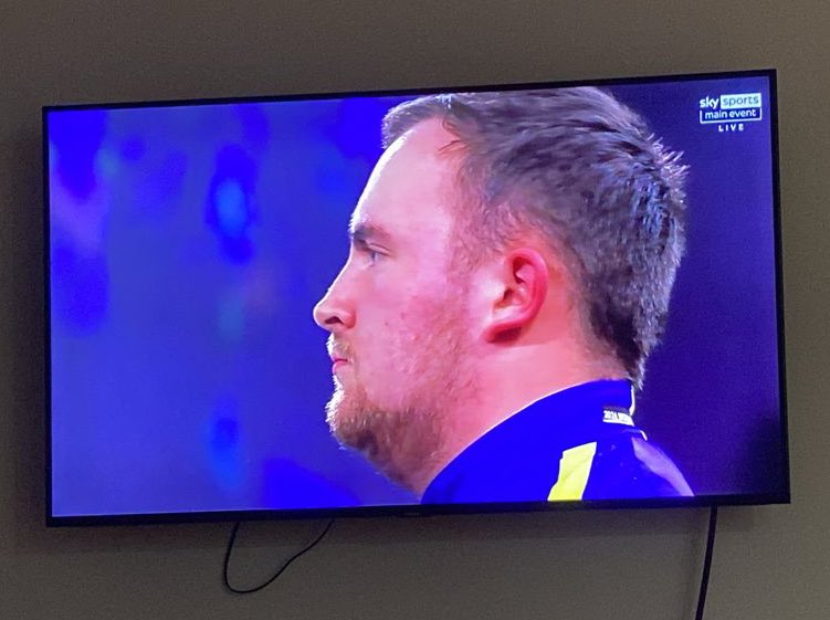 Det hadde jeg ikke trodd! Nå har jeg sett på Wc i Dart siden kl 21 pga han 16-åringen her, moro var det også men hjelpe meg! #DartsWM #darts