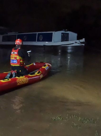 Crazy water levels near our base at Redhill Marina today. The team answered a call for help to secure barges that had torn free from their moorings. #flooding #nottingham #volunteers #swiftwaterrescue